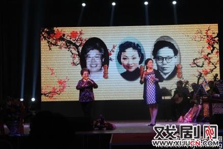 吴博莉与学生天津汉沽文化馆长，毕业于天津戏校的田宝荣在演唱《朱痕记》