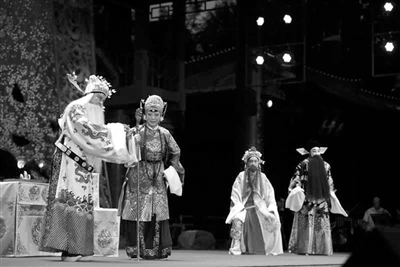 平剧和紫溪剧的特别演出在云表馆举行。
