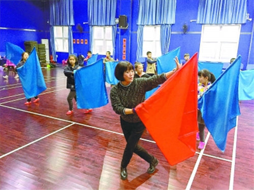 张丕的后代自费来教唱京剧。
