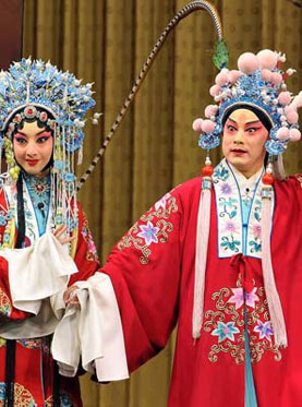 7月22日，长安大剧院上演了京剧《吕布和丢Sim的故事》。
