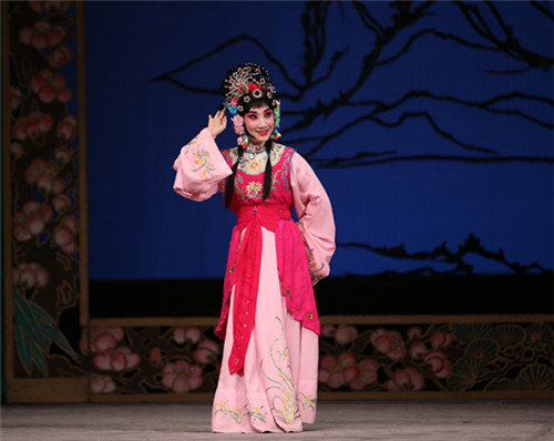 传统经典花旦戏剧《春草奔进大厅》清新爽口
