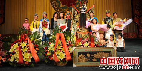 演出结束后，戏迷们和李春仁合影留念