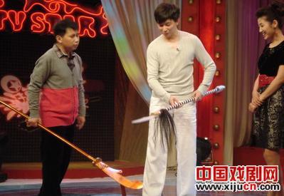 “京剧小王”谭正岩参观“明星夜故事秀”
