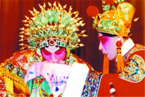 见到张岚方先生，无论如何都很难和耄耋之年挂上钩。他腰背挺拔、步履轻快，清瘦的脸颊上闪烁着机敏的目光。