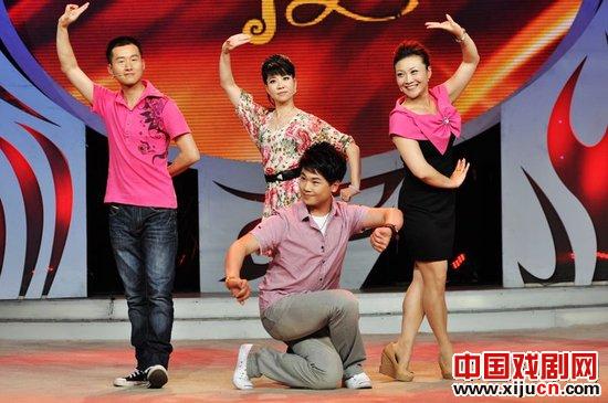 京剧名家做客献上名段 戏迷票友闹《梨园》