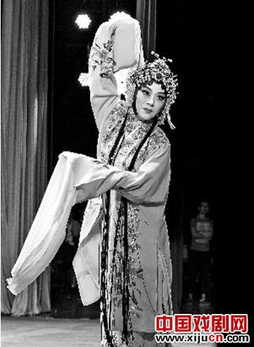 迟小秋主演了《索林胶囊》，程永江，程秋艳的儿子，亲自出席了仪式。
