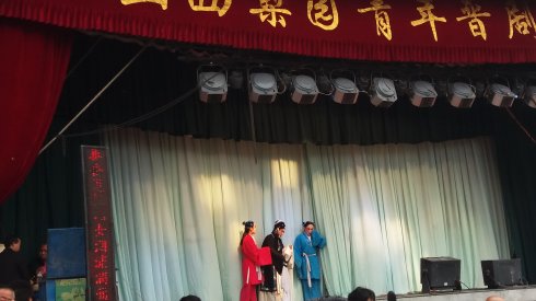 剧院在4月8日。
