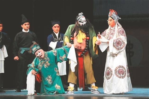 由省级京剧剧院改编的京剧《野猪林》在紫金大剧院上演。
