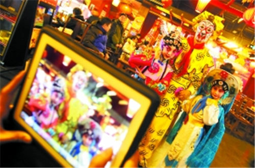 来自11个票房的近100名持票者连续表演了47个节目。
