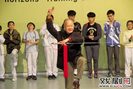 著名戏曲表演艺术家王盛宴和中国著名大师侯万超向师生展示了京剧的魅力。

