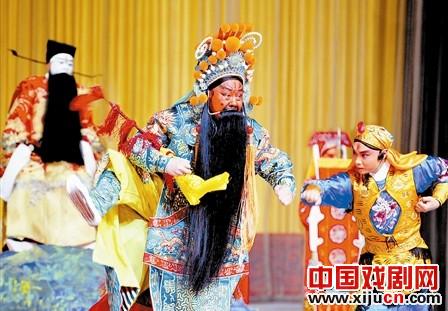 著名京剧武术家董玉洁因病离开舞台四年后回到梨园表演关公。
