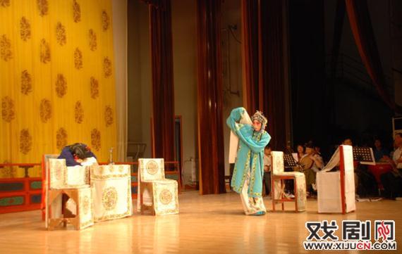 京剧《荒山泪》