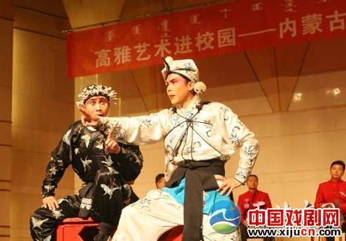 内蒙古京剧团在内蒙古师范大学表演京剧《三岔口》
