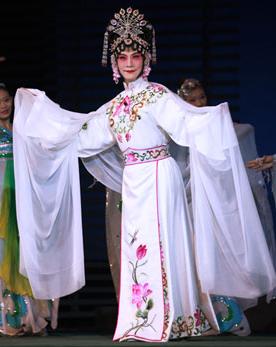 长安大剧院于5月27日上演了京剧《圣母院》。
