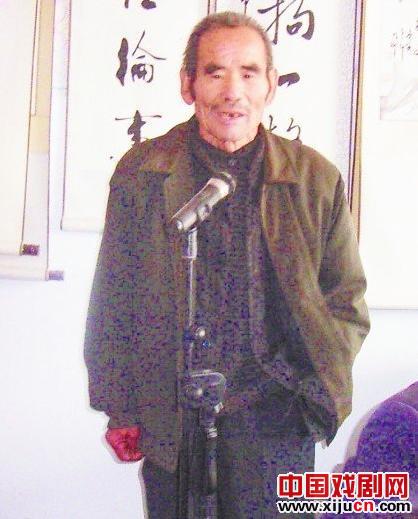“京剧村”过去有40多人在唱歌剧，但现在只剩下一个人了。
