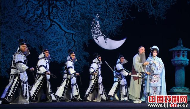 京剧《月亮照在塞北》赢得了观众的眼泪和掌声

