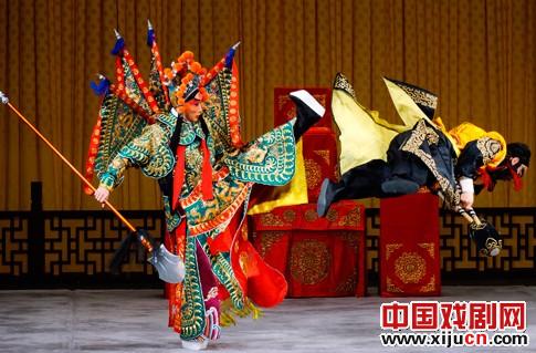 京剧新演员在5月4日会见长安
