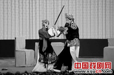 大部分出色的男女正在唱歌剧，这使观众对歌剧上瘾。
