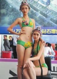 房地产商雇佣1.82米高的性感女模特展示“京剧比基尼”

