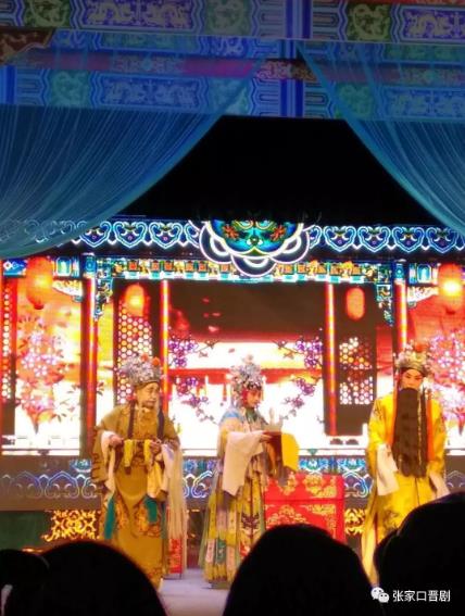 阳原县金剧院青年团是新年的第一个入口，它帮助过春节，并首次全面亮相。
