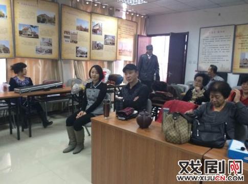 李建民和曹镱苧专注地观看爱白派评剧团的排练