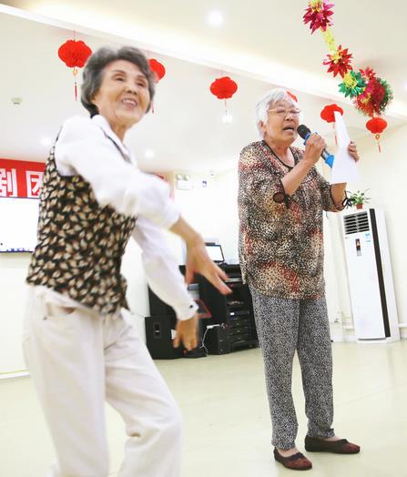 81岁的张薇老人为大家演唱了歌曲《珊瑚颂》，近70岁的张佩秋为其伴舞