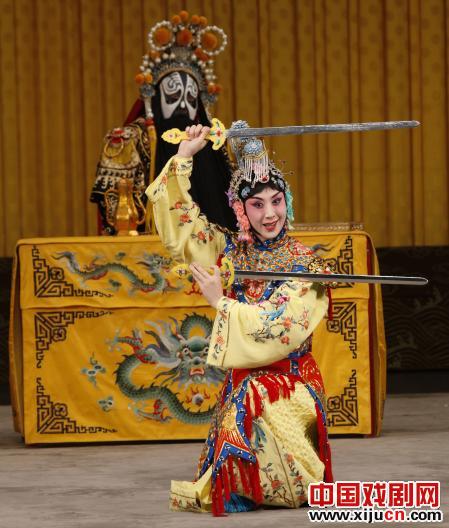 由上海京剧剧院改编的传统京剧《霸王别姬》出现了多年未见的火爆场面。
