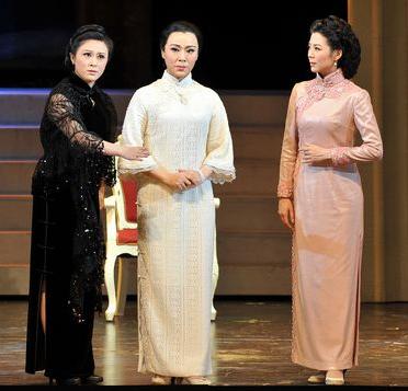 迟小秋将于9月24日领衔新的现代京剧《宋家姐妹》。
