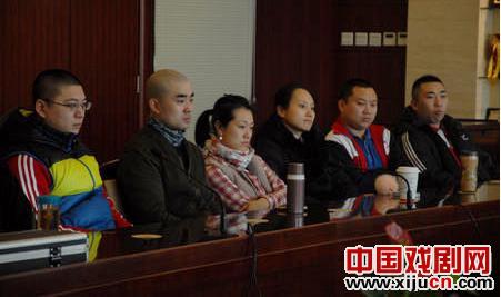 三团青年演员认真聆听