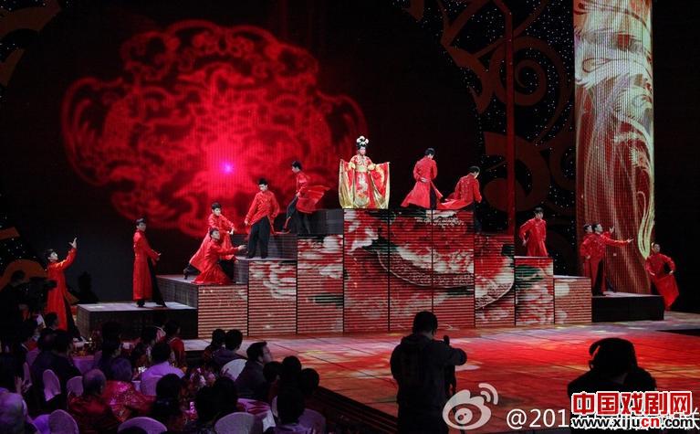李玉刚的春节联欢晚会《醉酒的新皇妃》吸引了数百万观众
