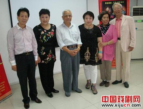 卢鑫和康万生通过12部古老的骨剧向我们展示了男女领主之间的决斗。
