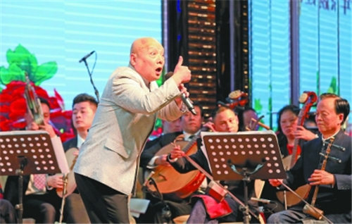京剧表演艺术家朱世慧与湖北京剧剧院的十多名演员一起“唱元宵”。
