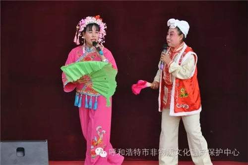 100人和100组金演职人员走进小柳坝村进行了一场特别表演。
