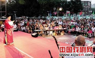 2014年，夏季晚会将在金歌剧持票人表演的多彩服装评选比赛中举行。

