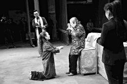 三位著名的京剧演员都在同一个舞台上。
