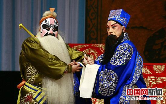 余奎志和李胜素带领国家京剧剧院到伦敦演出了整部京剧戏剧《和谐总动员》和《白蛇传》
