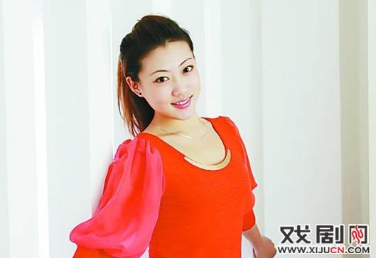 伴随京剧《胎教》长大的90后“老演员”李佳，是三代人的老演员。
