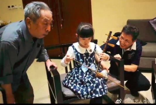 81岁的相声大师李伯祥非常喜欢京剧。他的小孙女演奏弦乐器，郭德纲的蒙古老师常宝峰支持他。

