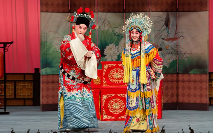 天津评剧白排剧团29日演出了热播剧《杀庙》和评剧《打金枝》
