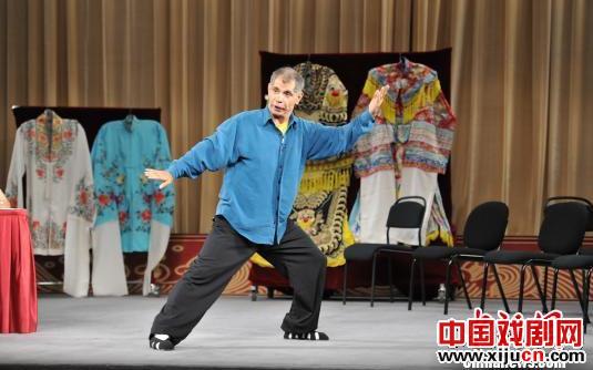 来自英国的Ghaffar先生，现场饰演了“生、净、丑”等角色向外国友人们“亲身授课”