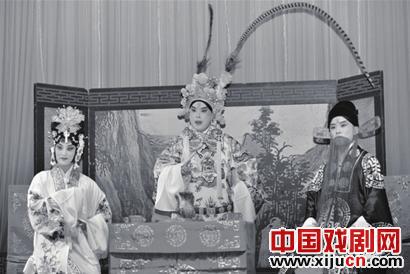 青岛北京剧院的小剧场将举行一场名为“新年快乐，杰出青年演员，分演出特别演出”的演出
