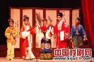 戏剧系学生创作的青春京剧《千女李魂》正在上演。
