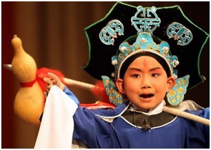 “京剧神童”小杨韬演唱了京剧版《猎刀》的主题曲
