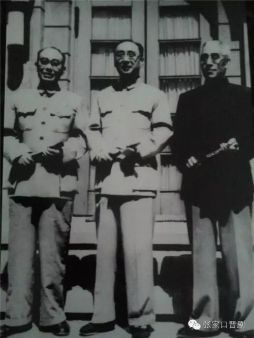 马连良先生到张家口看郭寿山的《铡赵王》后的合影，这三个人从左到右分别是郭寿山、马连良、十二红刘宝山