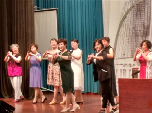 罗慧琴老师在现场指导评剧爱好者