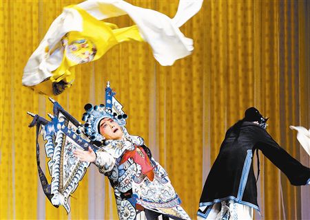 天津京剧院杰出的武术家黄启枫领衔了长坂坡韩金口的表演。
