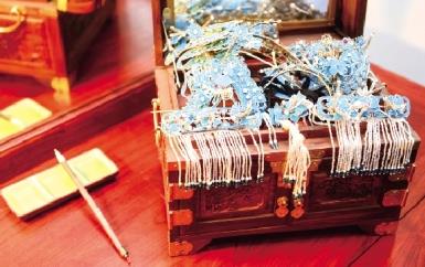 参观神秘的京剧后台，看看滇池外的戏服
