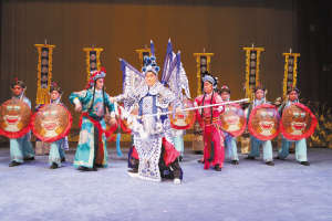 数百名观众仍六次拒绝离开裴彦玲的谢幕。
