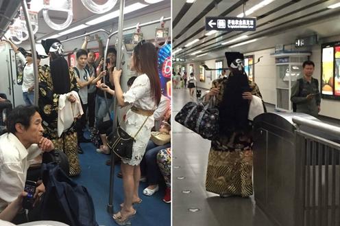 身着戏服的京剧演员乘坐地铁与女乘客争论。
