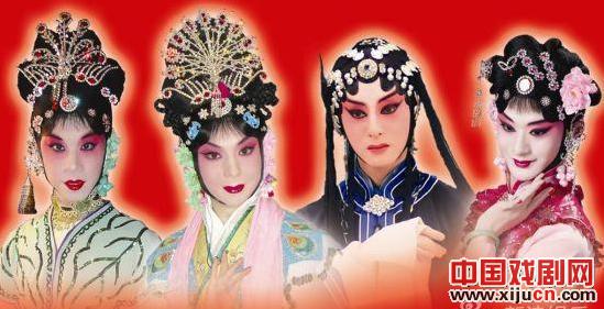 “新四大明星”展示自己的特长
